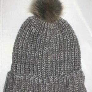 🐰 Light Gray Hat w Faux Fur Puff ◽️